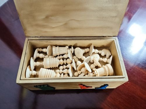 19TH C FINE CARVED BONE CHESS SET WITH BOX - ADDITIONAL PHOTO 2