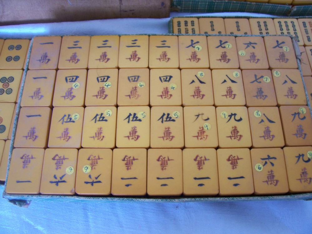 BEECH CASED 1920s MAH JONG SET WITH 166 TILED