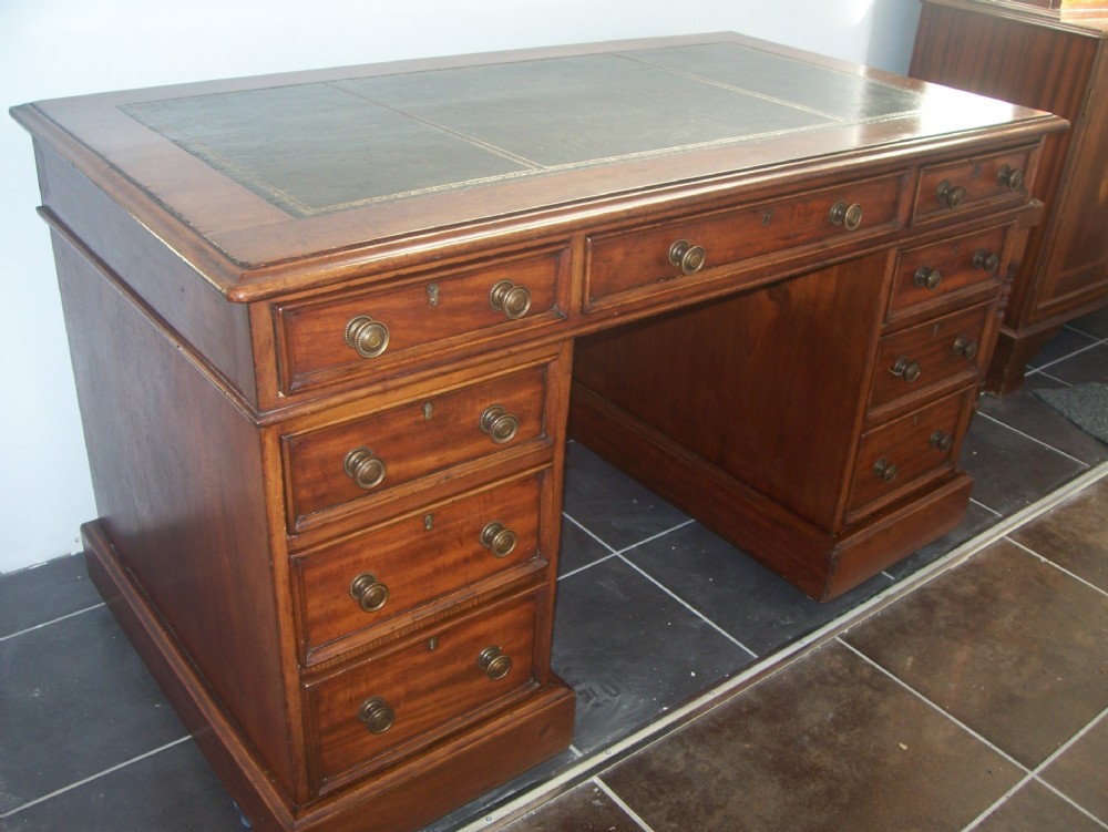 VICTORIAN MAHOGANY TWIN PEDESTAL DESK