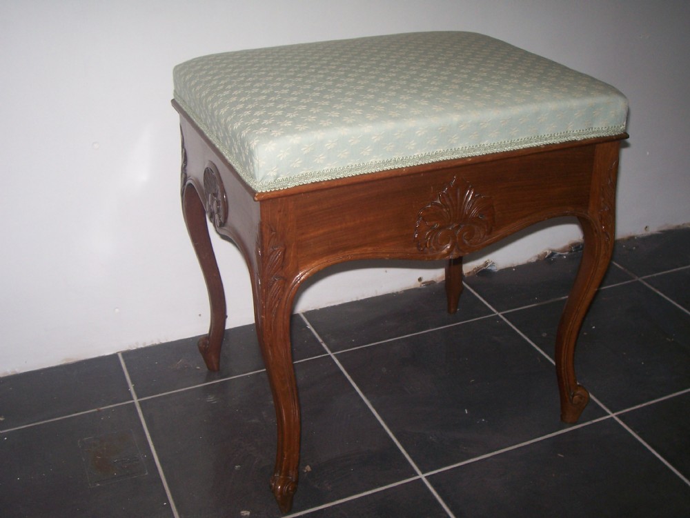 MAHOGANY MUSIC OR DRESSING STOOL WITH RISING TOP