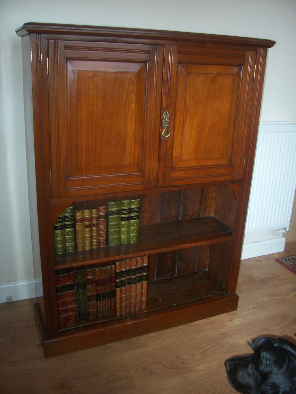 EDWARDIAN WALNUT BOOK OR DISPLAY SHELVES WITH CUPBOARD OVER