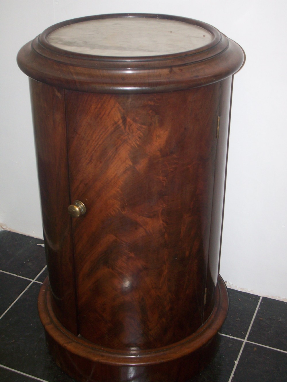 VICTORIAN MAHOGANY CYLINDER BEDSIDE CUPBOARD OR DISPLAY STAND