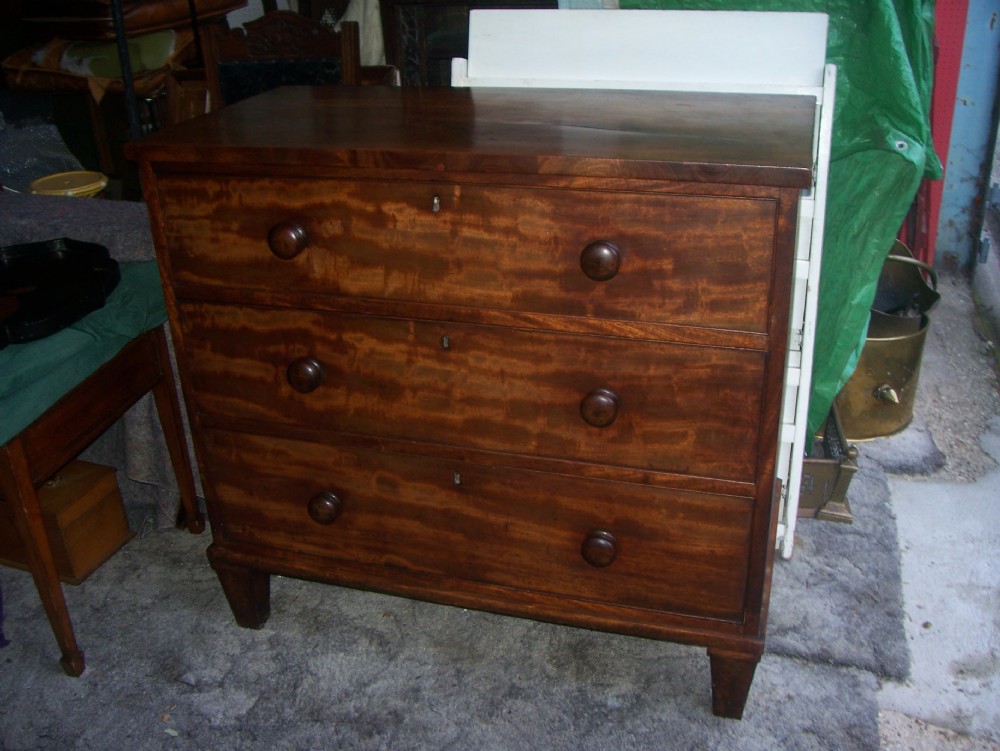 VICTORIAN MAHOGANY CHEST OF DRAWERS