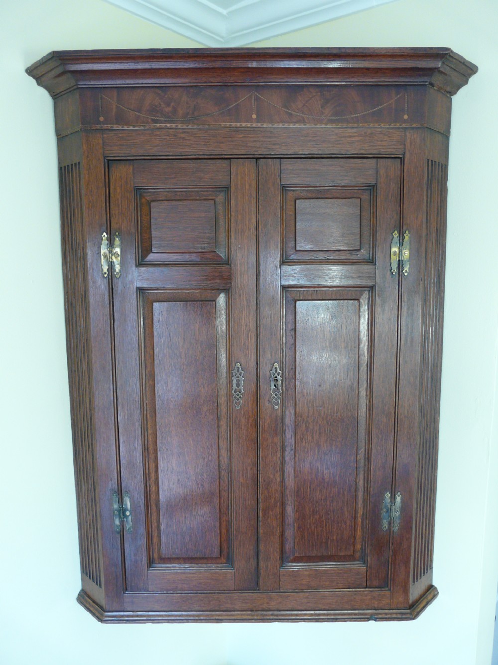 GEORGIAN CORNER CUPBOARD
