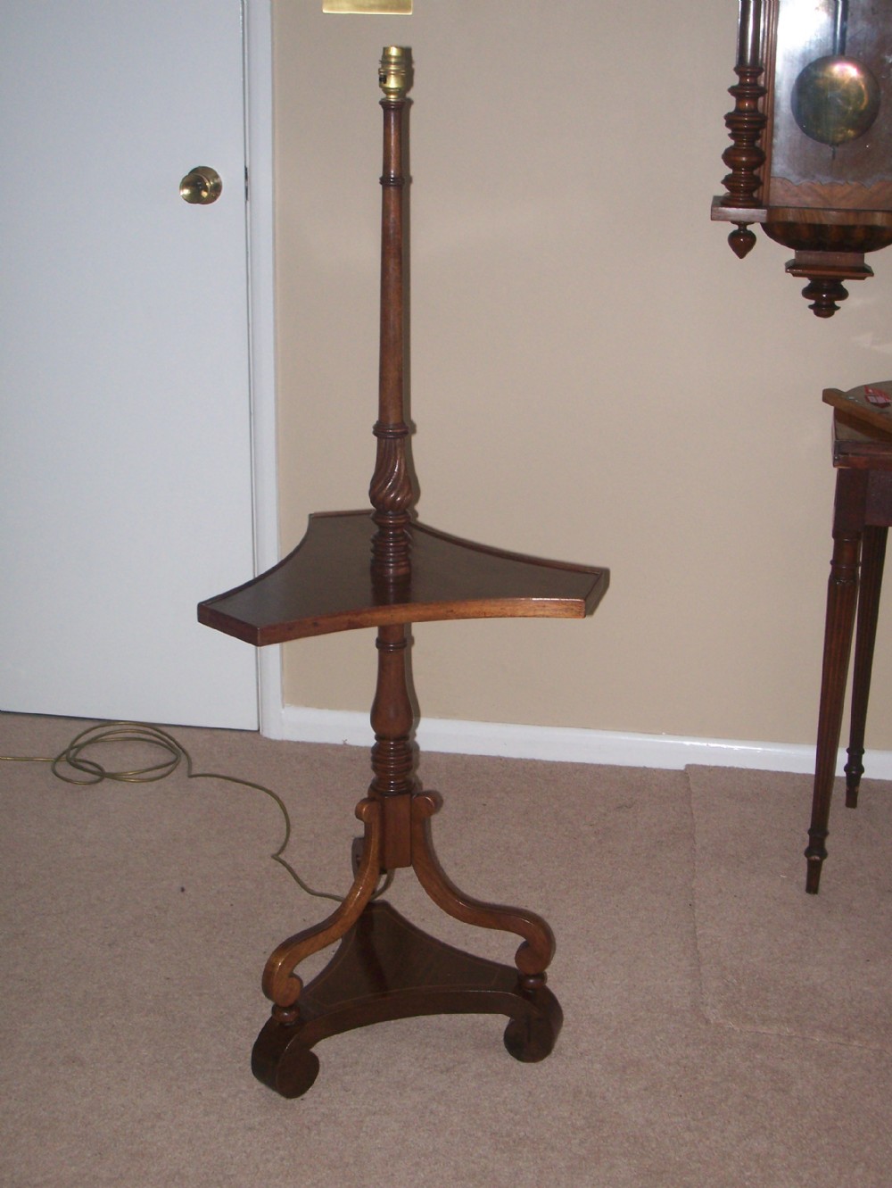 EDWARDIAN MAHOGANY STANDARD LAMP WITH SHELF