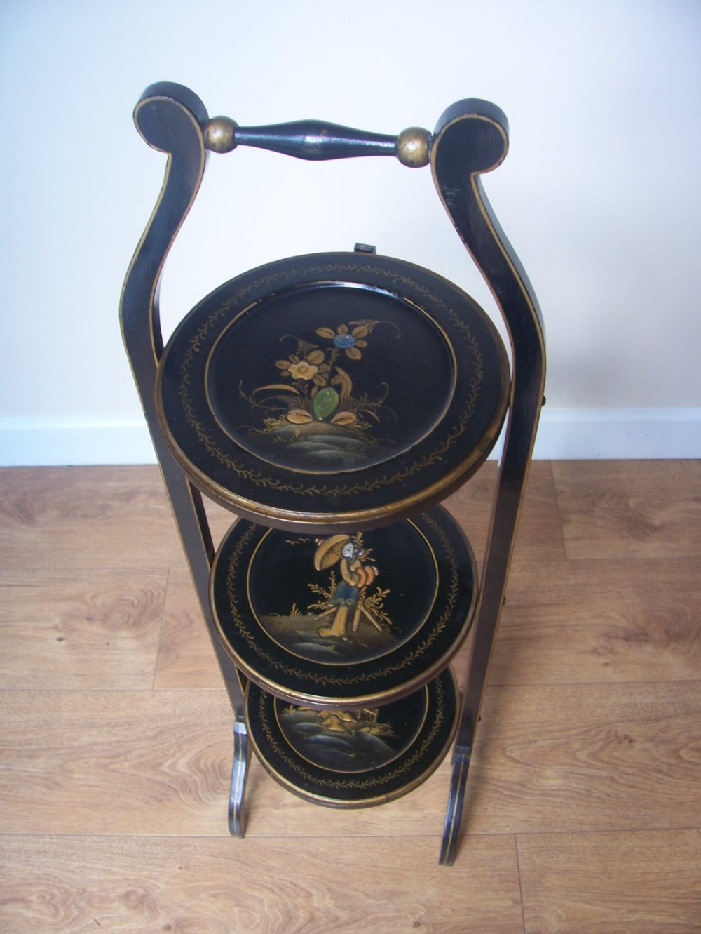 Folding chinoiserie decorated cakestand