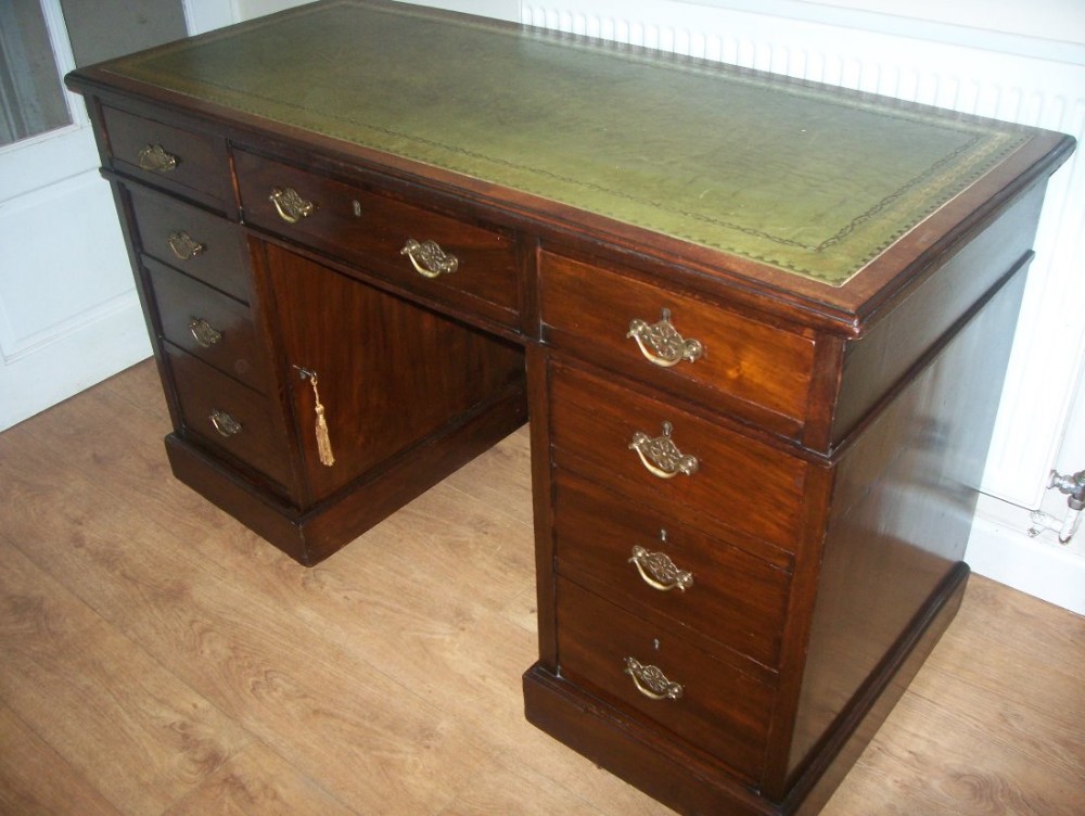 Victorian mahogany pedestal desk