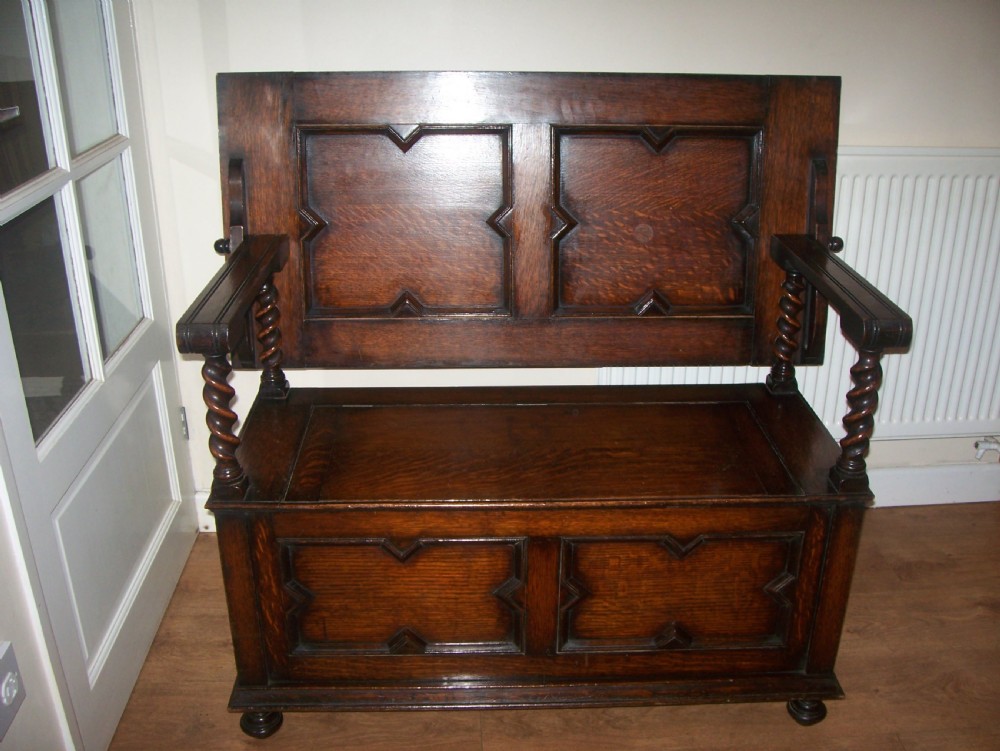 Oak monks bench settle View II