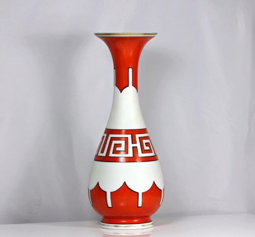 VICTORIAN LARGE WHITE OPALINE GLASS HARRACH ETRUSCAN VASE - ADDITIONAL PHOTO 2