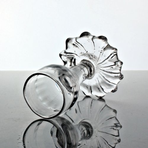 GEORGIAN PLAIN STEM FIRING DRAM GLASS WITH AN OVERSEWN FOOT - ADDITIONAL PHOTO 2