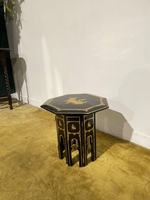 EARLY 20TH CENTURY ORIENTAL LACQUERED FOLDING TABLE HAVING GOLD DECORATION - ADDITIONAL PHOTO 3