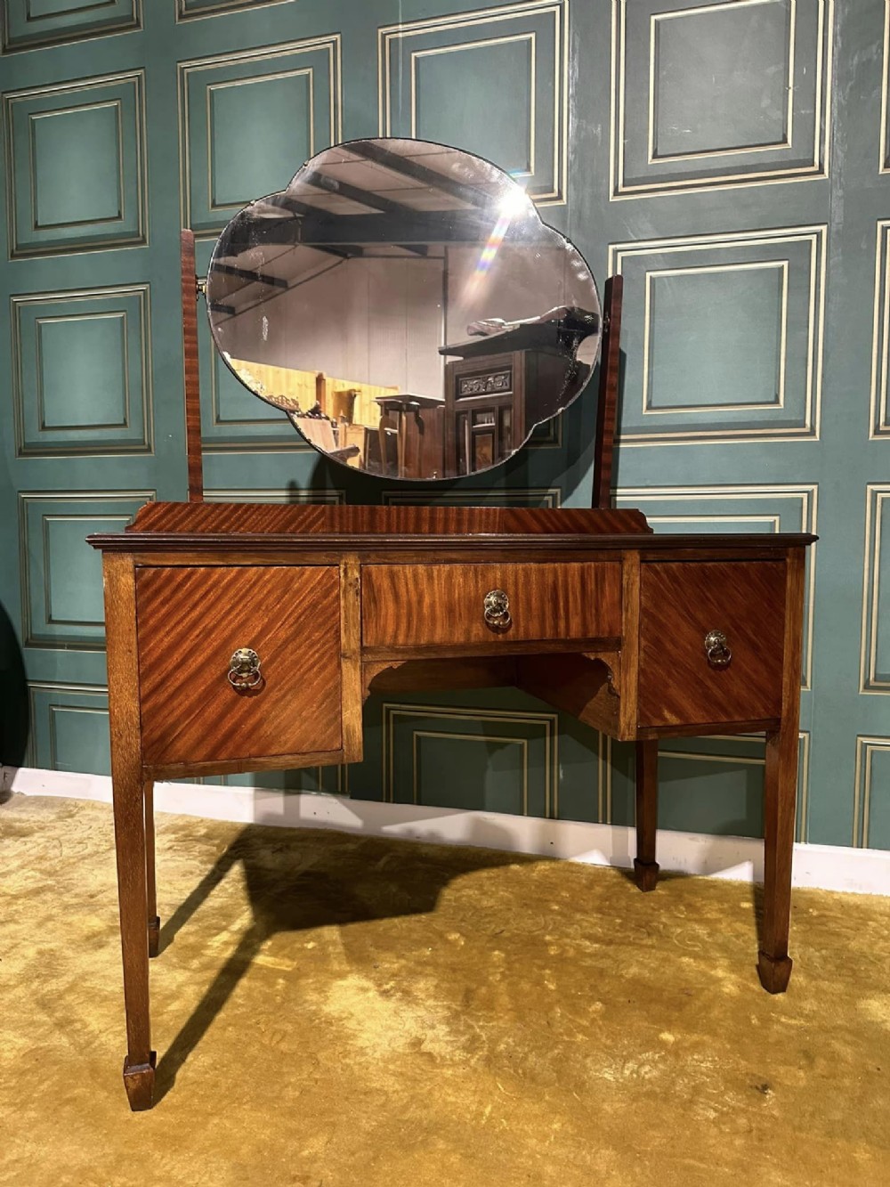 Antique dressing table with round mirror discount