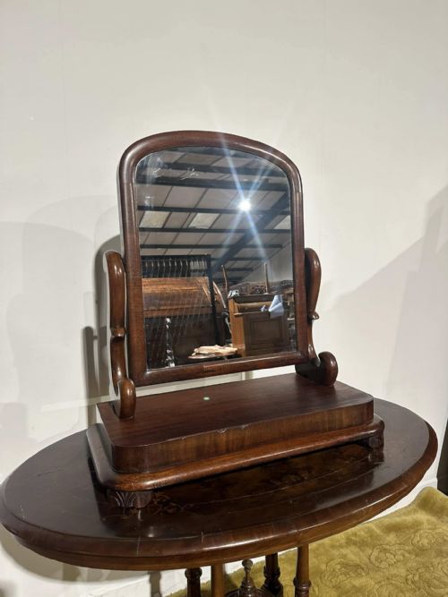 Victorian mahogany dressing table mirror, supported by twisted columns and turned top column decoration.