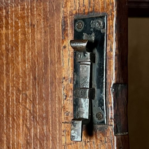 A GEORGIAN OAK ESTATE OR HOUSEKEEPERS CUPBOARD - ADDITIONAL PHOTO 9