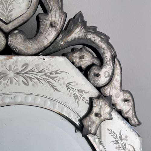 ANTIQUE OCTAGONAL VENETIANSTYLE MIRROR WITH ETCHED FLORAL DECORATION - ADDITIONAL PHOTO 4