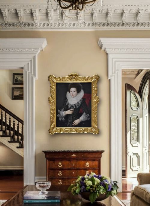 PORTRAIT OF A LADY IN AN ELABORATE BLACK COSTUME WITH RUFF AND PEARLS C1615 CIRCLE OF ROBERT PEAKE THE ELDER C15511619 OIL ON PANEL PAINTING - ADDITIONAL PHOTO 1