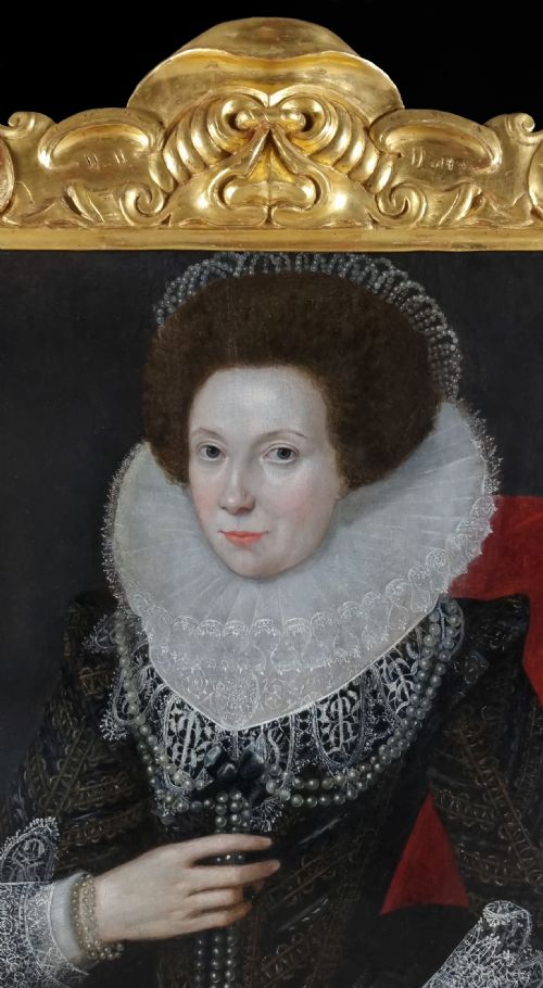 PORTRAIT OF A LADY IN AN ELABORATE BLACK COSTUME WITH RUFF AND PEARLS C1615 CIRCLE OF ROBERT PEAKE THE ELDER C15511619 OIL ON PANEL PAINTING - ADDITIONAL PHOTO 3