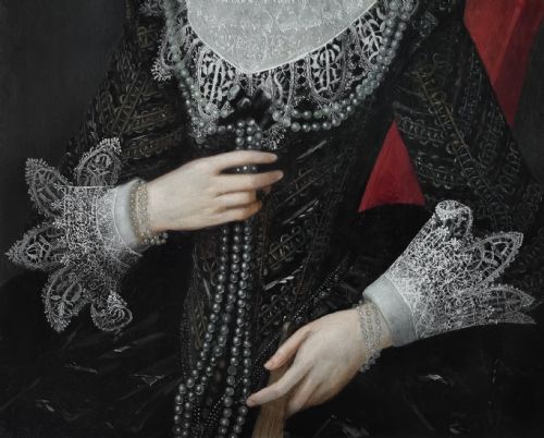 PORTRAIT OF A LADY IN AN ELABORATE BLACK COSTUME WITH RUFF AND PEARLS C1615 CIRCLE OF ROBERT PEAKE THE ELDER C15511619 OIL ON PANEL PAINTING - ADDITIONAL PHOTO 4