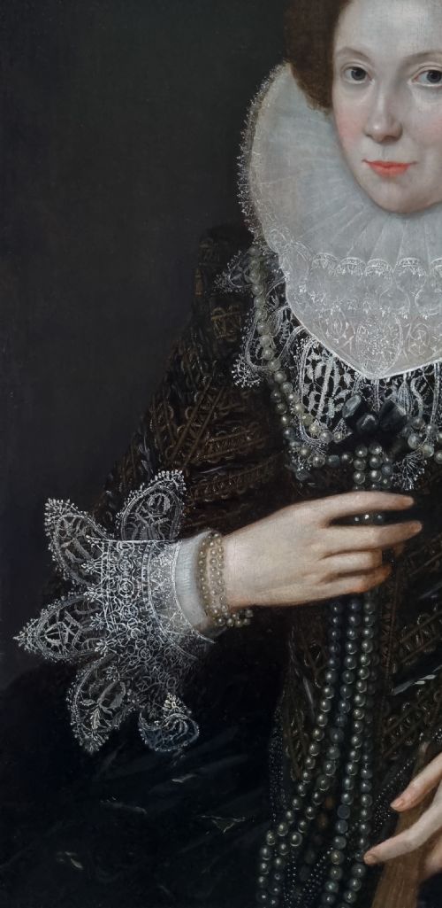 PORTRAIT OF A LADY IN AN ELABORATE BLACK COSTUME WITH RUFF AND PEARLS C1615 CIRCLE OF ROBERT PEAKE THE ELDER C15511619 OIL ON PANEL PAINTING - ADDITIONAL PHOTO 5