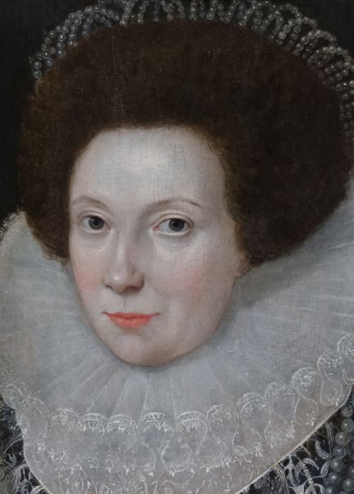 PORTRAIT OF A LADY IN AN ELABORATE BLACK COSTUME WITH RUFF AND PEARLS C1615 CIRCLE OF ROBERT PEAKE THE ELDER C15511619 OIL ON PANEL PAINTING - ADDITIONAL PHOTO 6