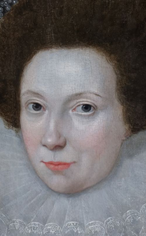 PORTRAIT OF A LADY IN AN ELABORATE BLACK COSTUME WITH RUFF AND PEARLS C1615 CIRCLE OF ROBERT PEAKE THE ELDER C15511619 OIL ON PANEL PAINTING - ADDITIONAL PHOTO 7
