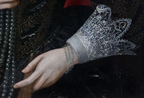 PORTRAIT OF A LADY IN AN ELABORATE BLACK COSTUME WITH RUFF AND PEARLS C1615 CIRCLE OF ROBERT PEAKE THE ELDER C15511619 OIL ON PANEL PAINTING - ADDITIONAL PHOTO 9
