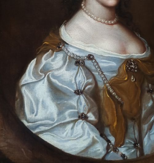 1660'S PORTRAIT OF A LADY IN A SILVER SILK DRESS CIRCLE OF SIR PETER LELY 16181680 ANTIQUE OIL PAINTING ON CANVAS - ADDITIONAL PHOTO 3