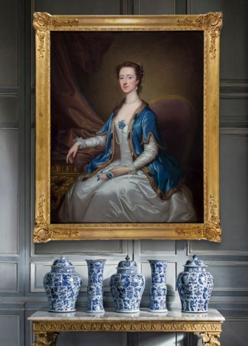 PORTRAIT OF A LADY MRS WILLIAM ACTON OF BRAMFORD HALL IN A SILK DRESS AND BLUE FURTRIMMED CAPE C1740 SIGNED THOMAS BARDWELL 17041767 - ADDITIONAL PHOTO 1