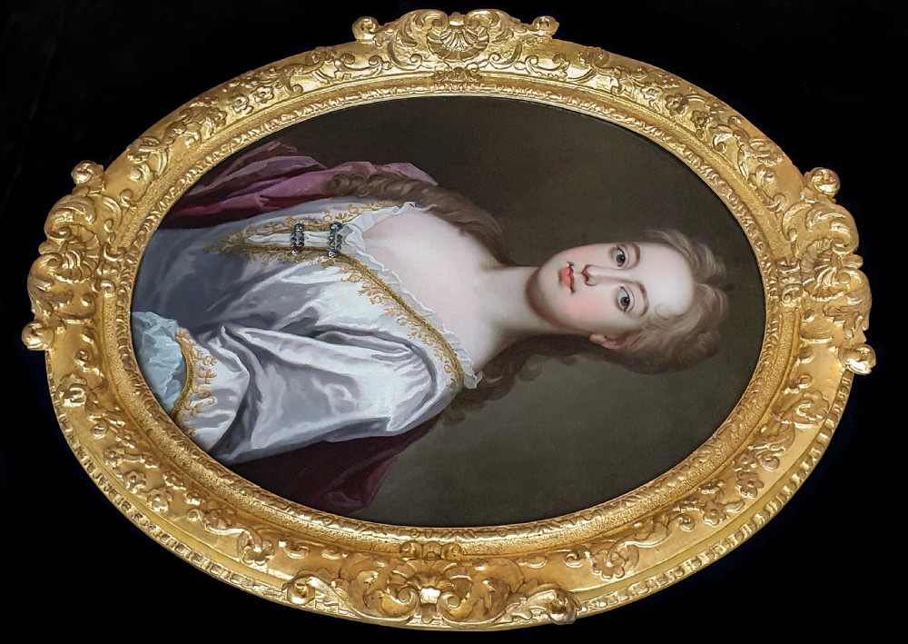 Portrait of a Lady c.1725; Circle of Sir Godfrey Kneller (1646-1723), Antique oil on canvas painting, Fine gilded & Carved frame View III
