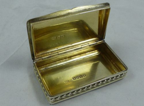 181314 GEORGE III HALLMARKED STERLING SILVER GILT SNUFF BOX BY DANIEL HOCKLEY - ADDITIONAL PHOTO 3