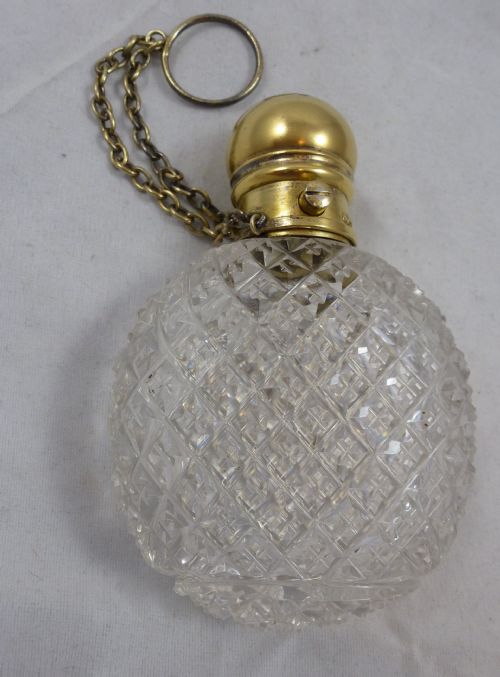 AN EXTREMELY FINE MIDLATE VICTORIAN SILVER GILT AND CUT GLASS PERFUME BOTTLE BY GEORGE BRACE OF LONDON - ADDITIONAL PHOTO 1