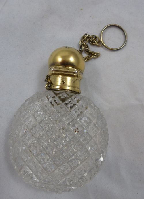 AN EXTREMELY FINE MIDLATE VICTORIAN SILVER GILT AND CUT GLASS PERFUME BOTTLE BY GEORGE BRACE OF LONDON - ADDITIONAL PHOTO 2