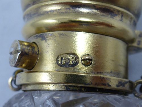 AN EXTREMELY FINE MIDLATE VICTORIAN SILVER GILT AND CUT GLASS PERFUME BOTTLE BY GEORGE BRACE OF LONDON - ADDITIONAL PHOTO 6