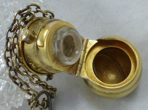 AN EXTREMELY FINE MIDLATE VICTORIAN SILVER GILT AND CUT GLASS PERFUME BOTTLE BY GEORGE BRACE OF LONDON - ADDITIONAL PHOTO 7