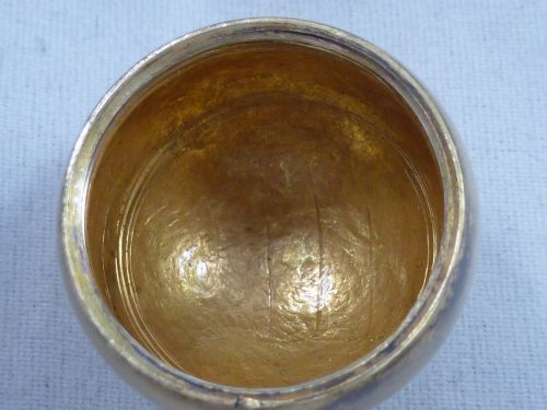 AN EXTREMELY FINE MIDLATE VICTORIAN SILVER GILT AND CUT GLASS PERFUME BOTTLE BY GEORGE BRACE OF LONDON - ADDITIONAL PHOTO 10