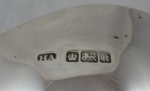 AN EDWARDIAN HALLMARKED STERLING SILVER SHELL BOWL MADE BY ATKIN BROTHERS - ADDITIONAL PHOTO 1