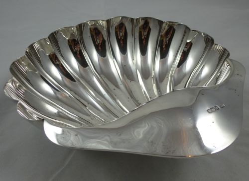 AN EDWARDIAN HALLMARKED STERLING SILVER SHELL BOWL MADE BY ATKIN BROTHERS - ADDITIONAL PHOTO 2