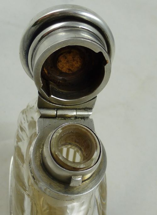 AN EDWARDIAN HALLMARKED STERLING SILVER AND GLASS HIP FLASK BY MOSLEY FLOWERS CO - ADDITIONAL PHOTO 6