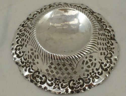 AN EDWARDIAN HALLMARKED STERLING SILVER BON BON DISH - ADDITIONAL PHOTO 1