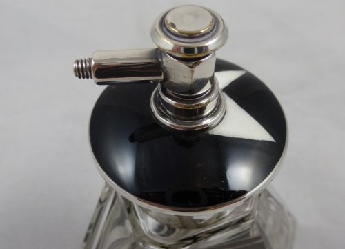 AN AMERICAN ART DECO STERLING SILVER GLASS PERFUME ATOMIZER BOTTLE - ADDITIONAL PHOTO 2