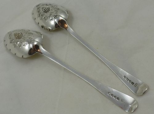 A NEAR PAIR OF EARLY C19TH HALLMARKED SILVER BERRY SPOONS - ADDITIONAL PHOTO 1