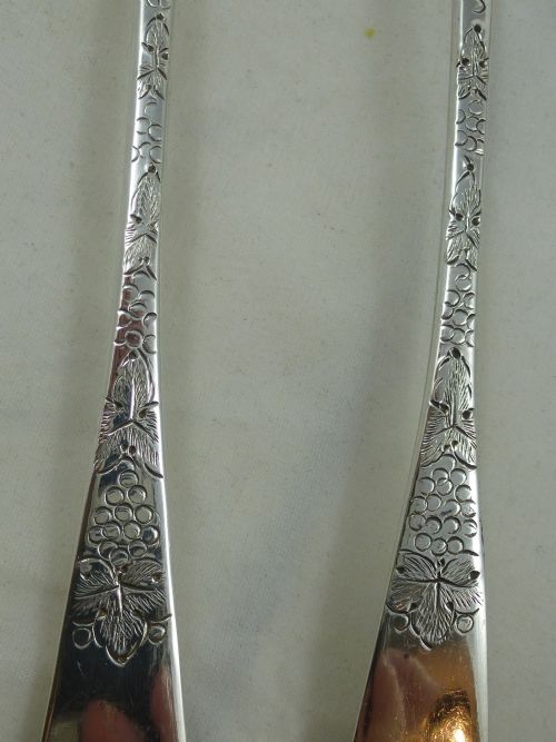 A NEAR PAIR OF EARLY C19TH HALLMARKED SILVER BERRY SPOONS - ADDITIONAL PHOTO 2