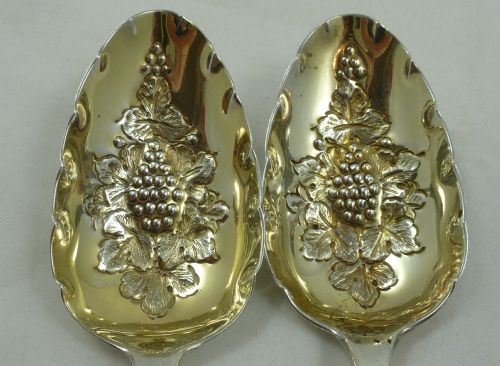 A NEAR PAIR OF EARLY C19TH HALLMARKED SILVER BERRY SPOONS - ADDITIONAL PHOTO 3