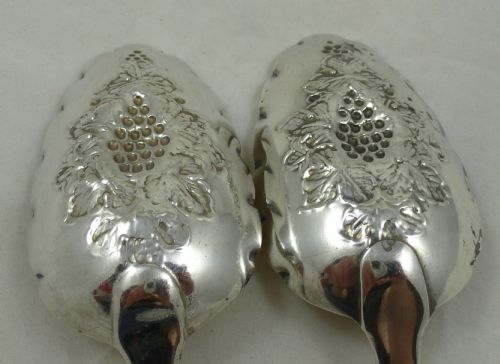 A NEAR PAIR OF EARLY C19TH HALLMARKED SILVER BERRY SPOONS - ADDITIONAL PHOTO 4
