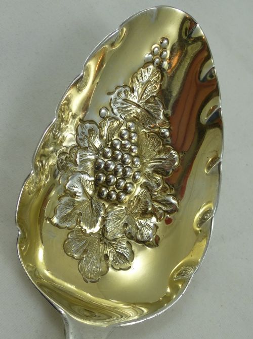 A NEAR PAIR OF EARLY C19TH HALLMARKED SILVER BERRY SPOONS - ADDITIONAL PHOTO 7