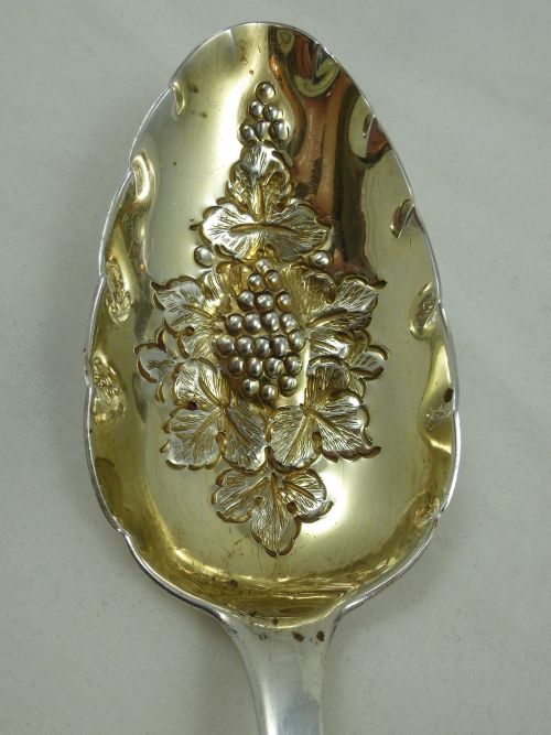 A NEAR PAIR OF EARLY C19TH HALLMARKED SILVER BERRY SPOONS - ADDITIONAL PHOTO 13