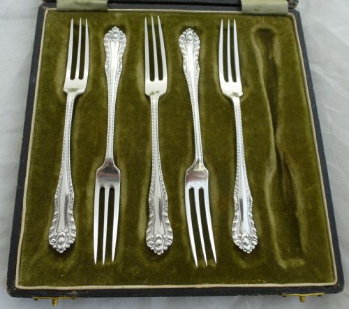 five cased silver cake forks - CATEGORY: ANTIQUE SILVER - DATED 1910