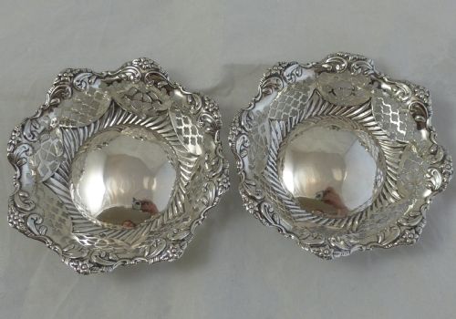 A PAIR OF VICTORIAN STERLING SILVER BONBON DISHES - ADDITIONAL PHOTO 2