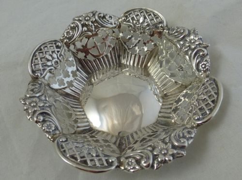 A VICTORIAN STERLING SILVER BONBON DISH - ADDITIONAL PHOTO 1