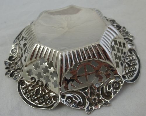 A VICTORIAN STERLING SILVER BONBON DISH - ADDITIONAL PHOTO 4